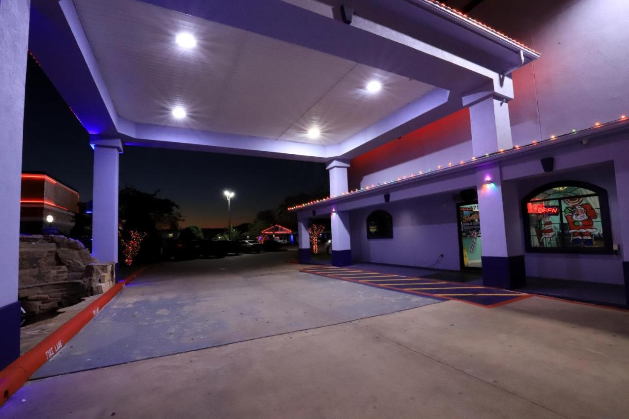 Scottish Inn And Suites Houston-Jones Road Exterior photo
