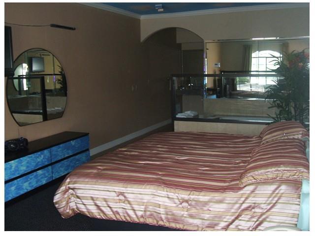 Scottish Inn And Suites Houston-Jones Road Room photo